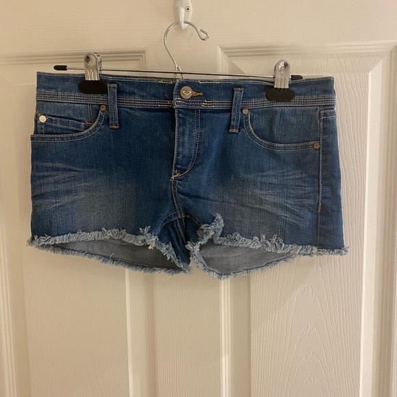 Roxy mid rise denim shorts with raw hem - Picture 3 of 5
